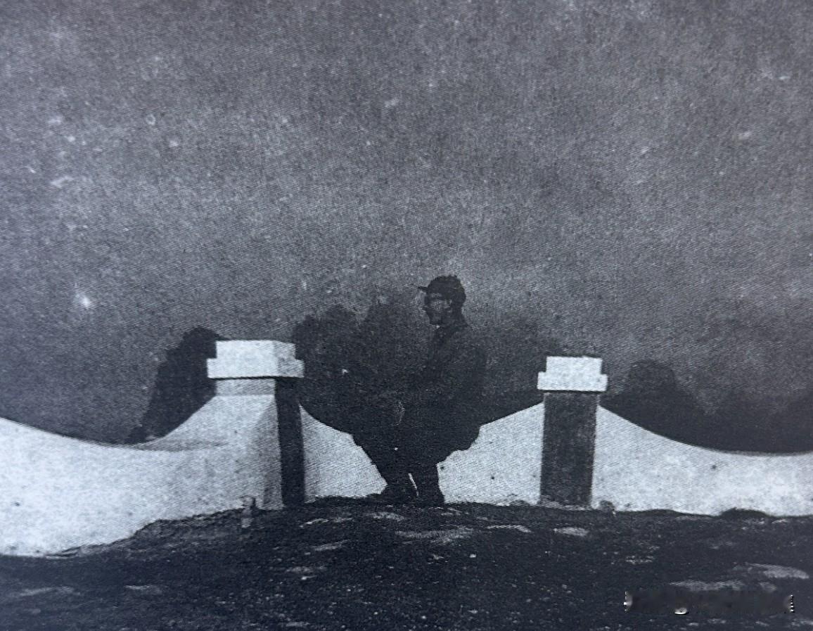 1942年，林迈可瞻仰狼牙山五壮士纪念碑——狼牙山三烈士塔的老照片。林迈可一行还