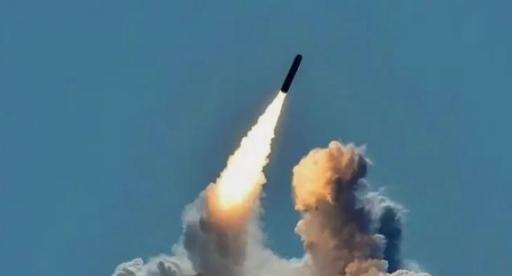 美国不敢打朝鲜，可不是因为心善。朝鲜和伊朗不同，朝鲜是真有核武器，还研发出能打到