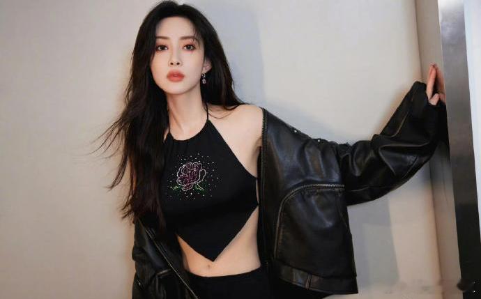 之前孟姐说一次吃的不合适之后就一直在瘦是真的，这套造型看的好明显 