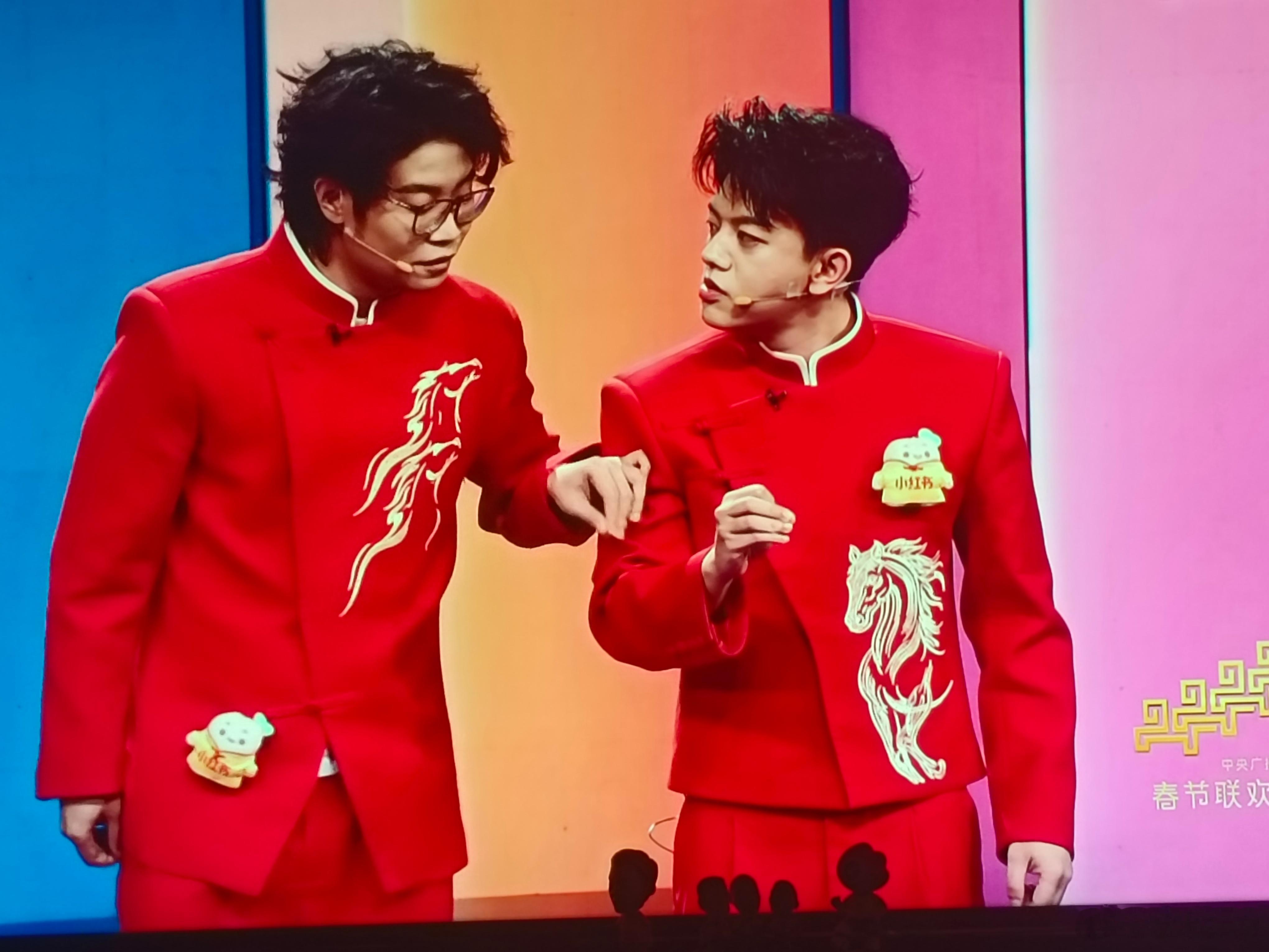 春晚漫才兄弟平常以无厘头见长，但在春晚舞台不太敢放开了搞。 