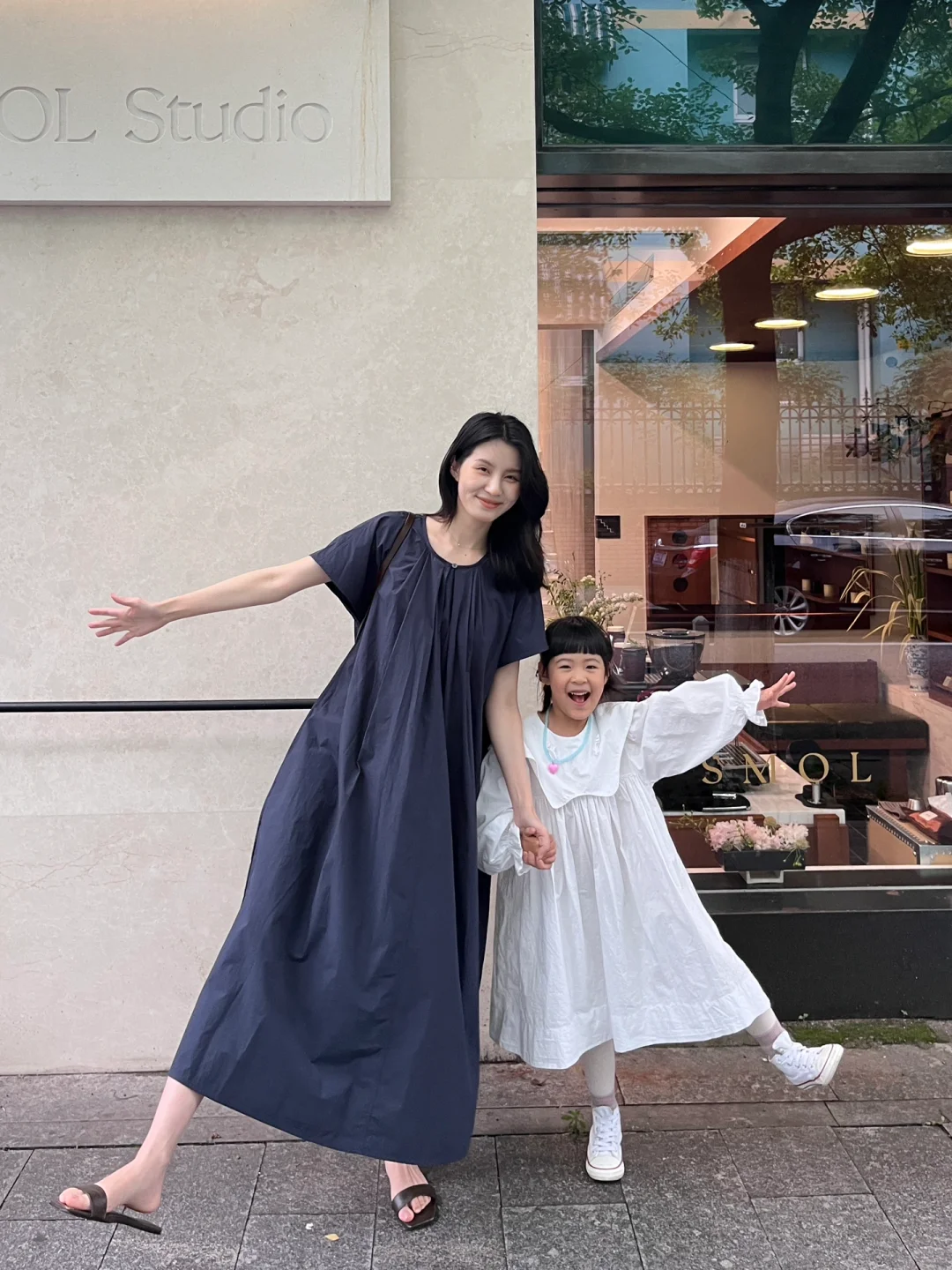 陪女儿一起穿连衣裙👗