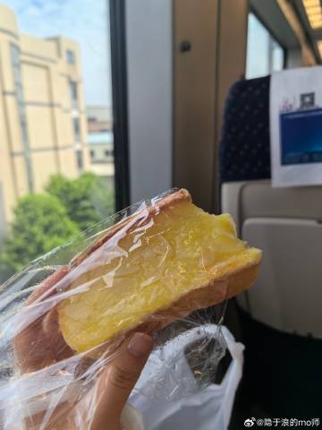 坐高铁途中，原本以为我自己穿了一身汉元素风格就已经够二次元了，扭头一看...