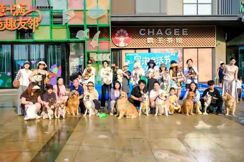看看下面的两张图片，再看看这家媒体发的消息。
年轻人，将被引向何方？