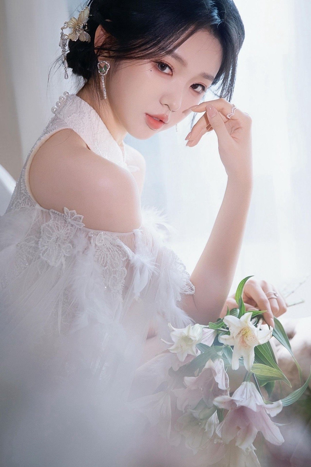 以为李柯以是跨界结果是老本行 李柯以这组大片拍得确实有味道，表情和肢体都收放自如