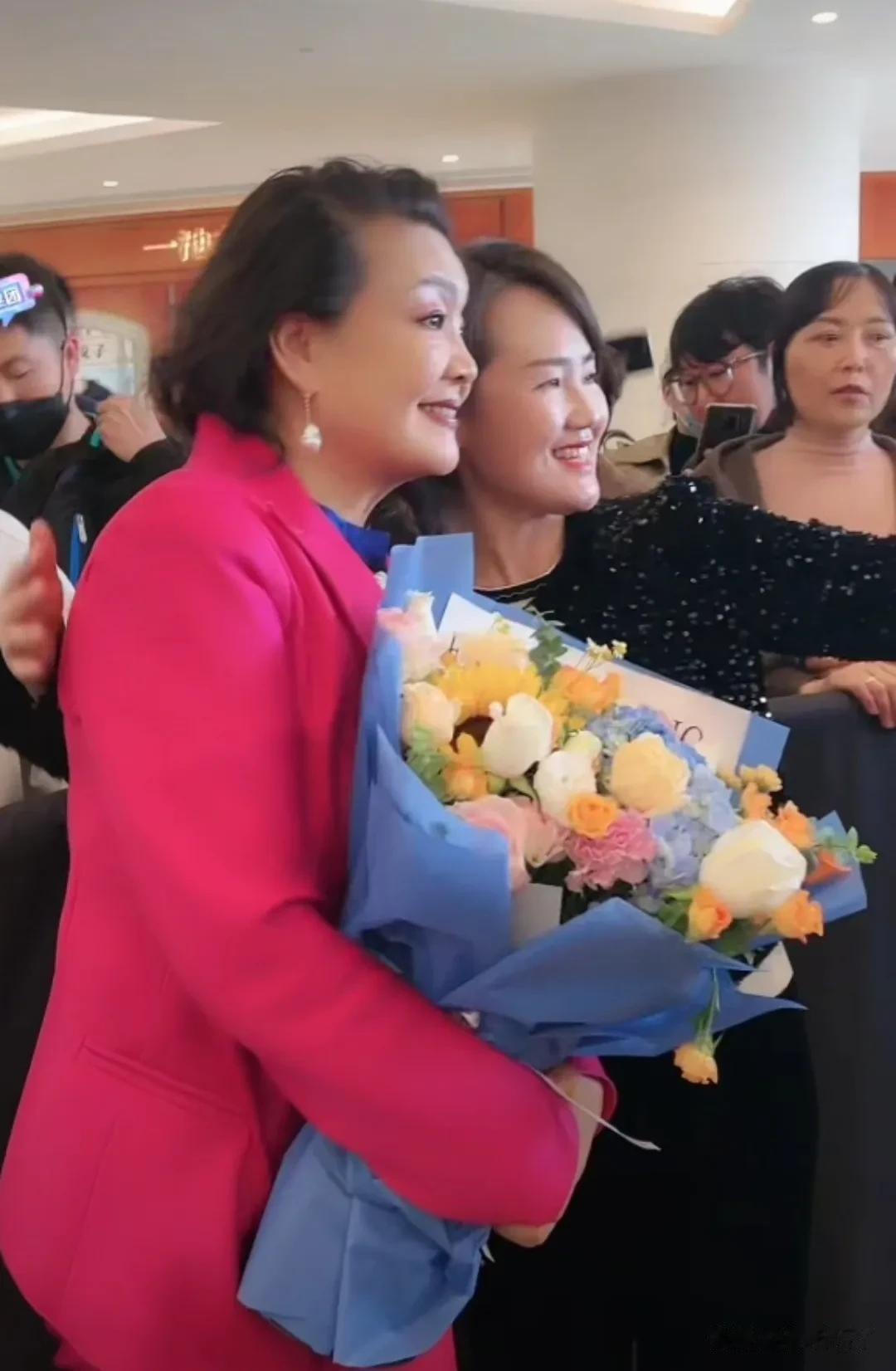 张兰一身红，汪小菲一身黑，母子俩喜气洋洋现身麻六记青岛店，兰姐现身无数粉丝送花、