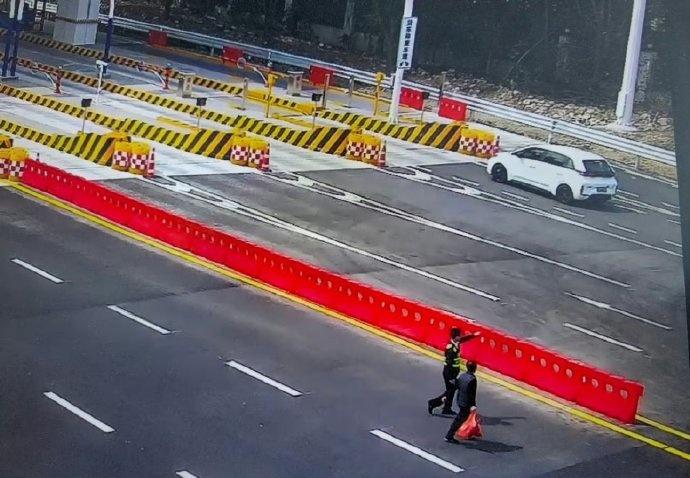 老人误入台州高速工作人员暖心助其返村工作人员迅速上前安抚，带离危险区域并指明回村