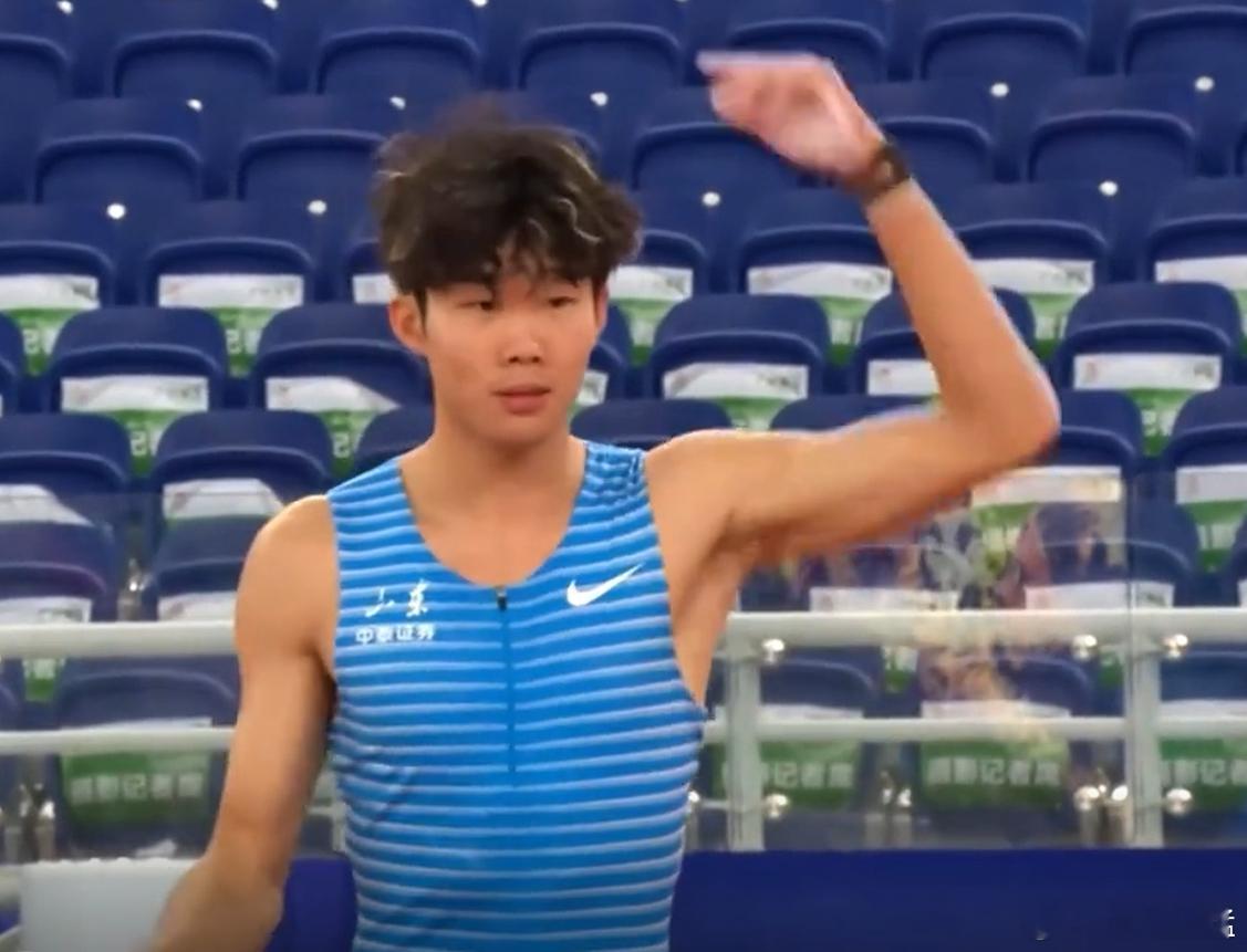 男子撑杆跳全国纪录共同保持者大战全运 山东小虎胜广东老将摘金 比赛中有选手意外受