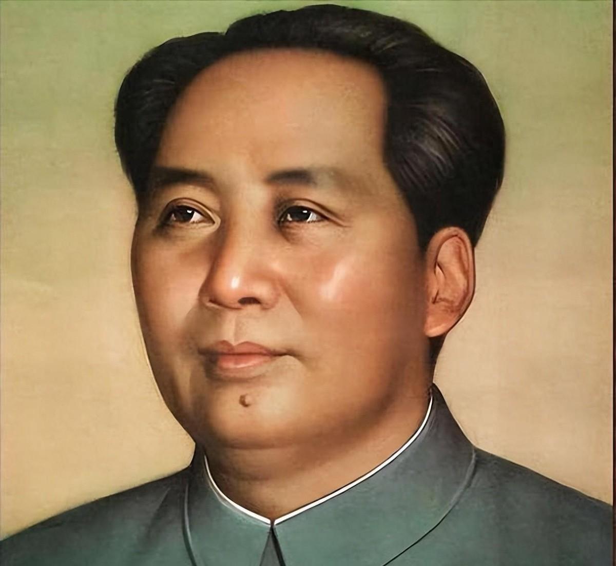 罕见彩色老照片曝光开国大典当天，毛主席亲切接地气，与民同乐笑容灿烂令人难忘！
1