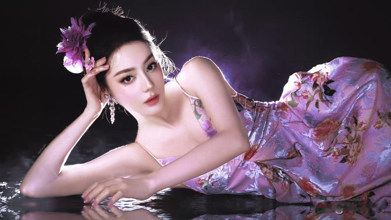 迪丽热巴近期那句“说瘦就瘦”又火了，直接导火索是她为演周星驰新片增重8公斤后又快