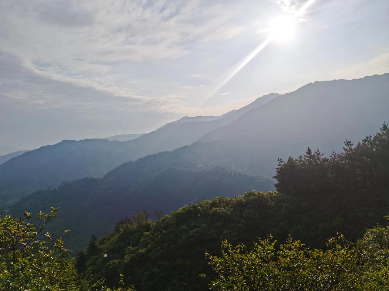 股市老手说旅行：（5）
今天是5月3日，是我来婺源篁岭的第2天。早晨先去爬了一座