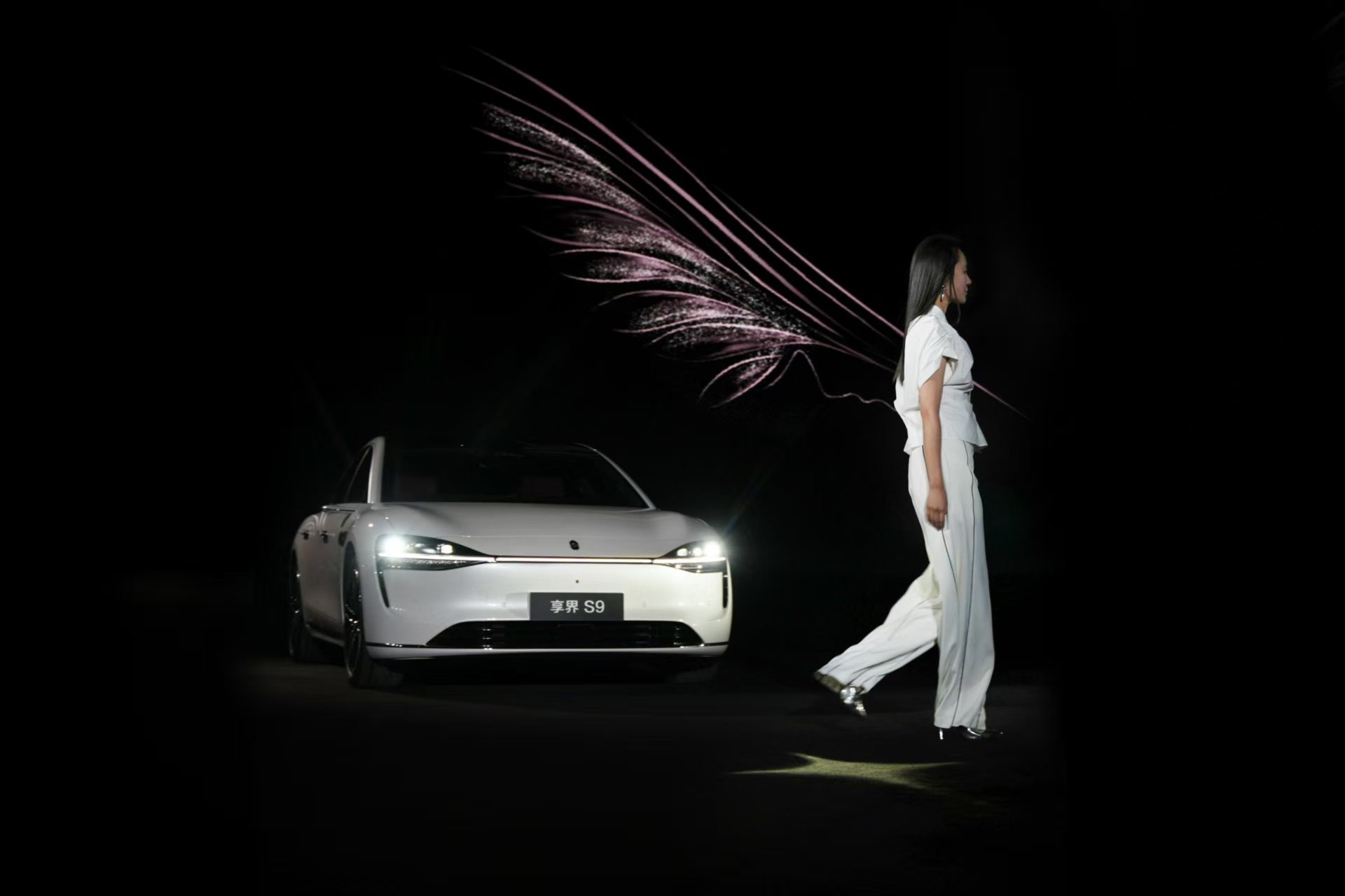 享界粉白新车色亮相北京时装周 近日，在AW2026北京时装周享界时尚之夜暨「寰宇