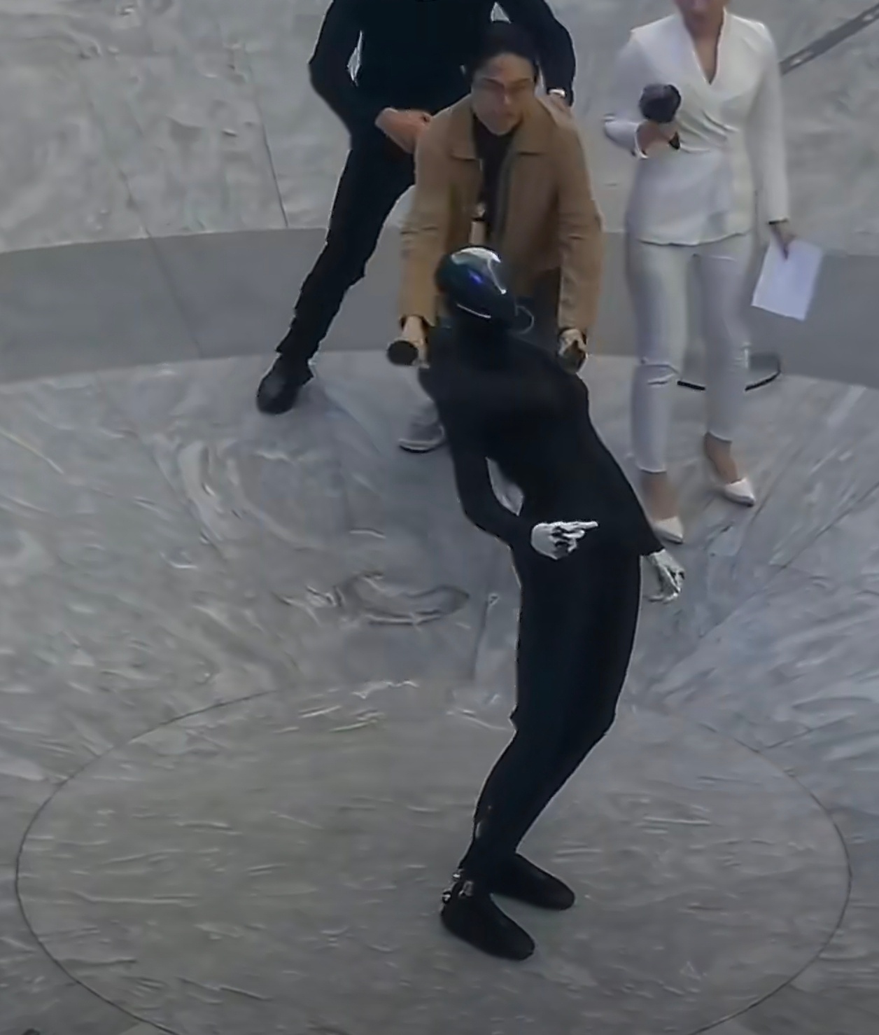 小鹏机器人假人疑云后再翻车这叫翻车？小鹏机器人先是亮相出场，在外围走了一圈，在中