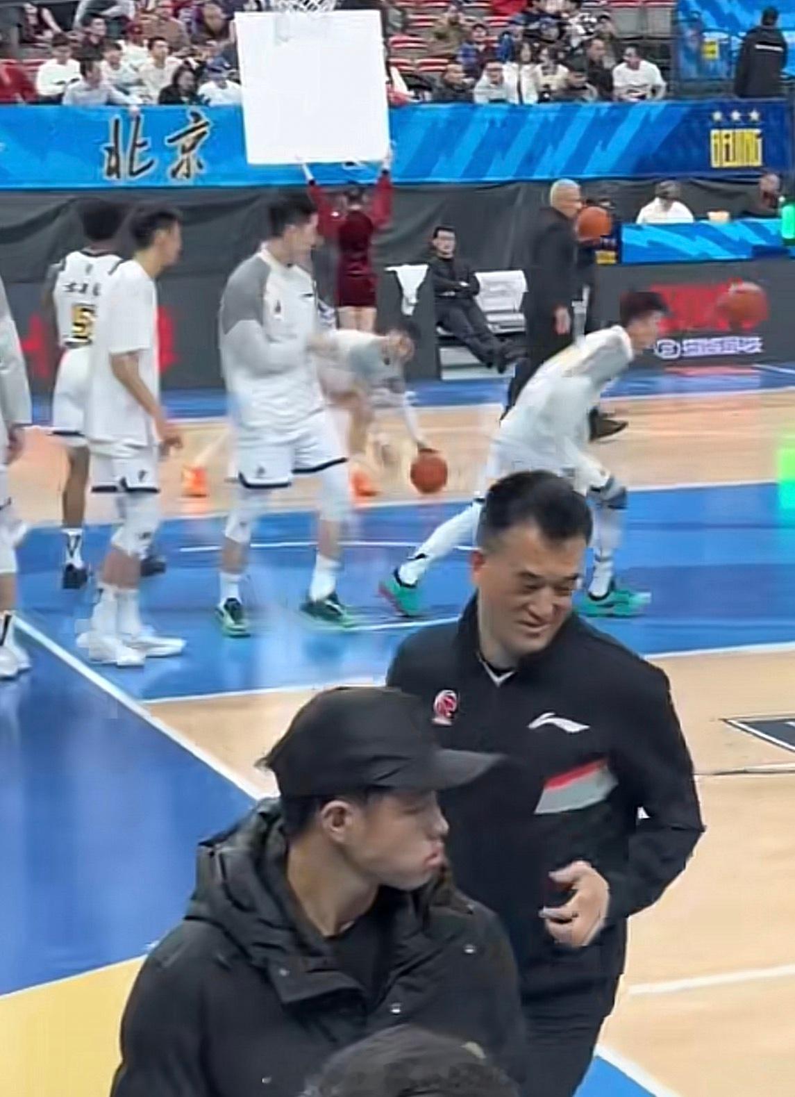 这裁判有意思，喜欢这块场地