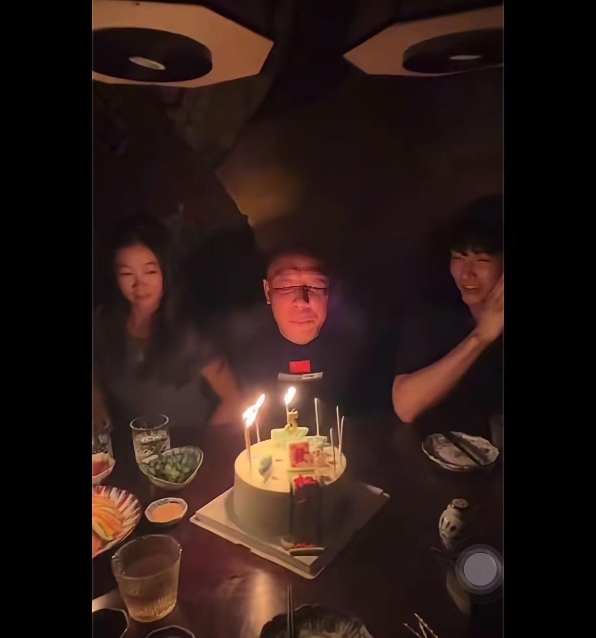 肖战指导今天58岁生日，一双儿女为老爸庆生，画面十分温馨，幸福感拉满。
值得关注