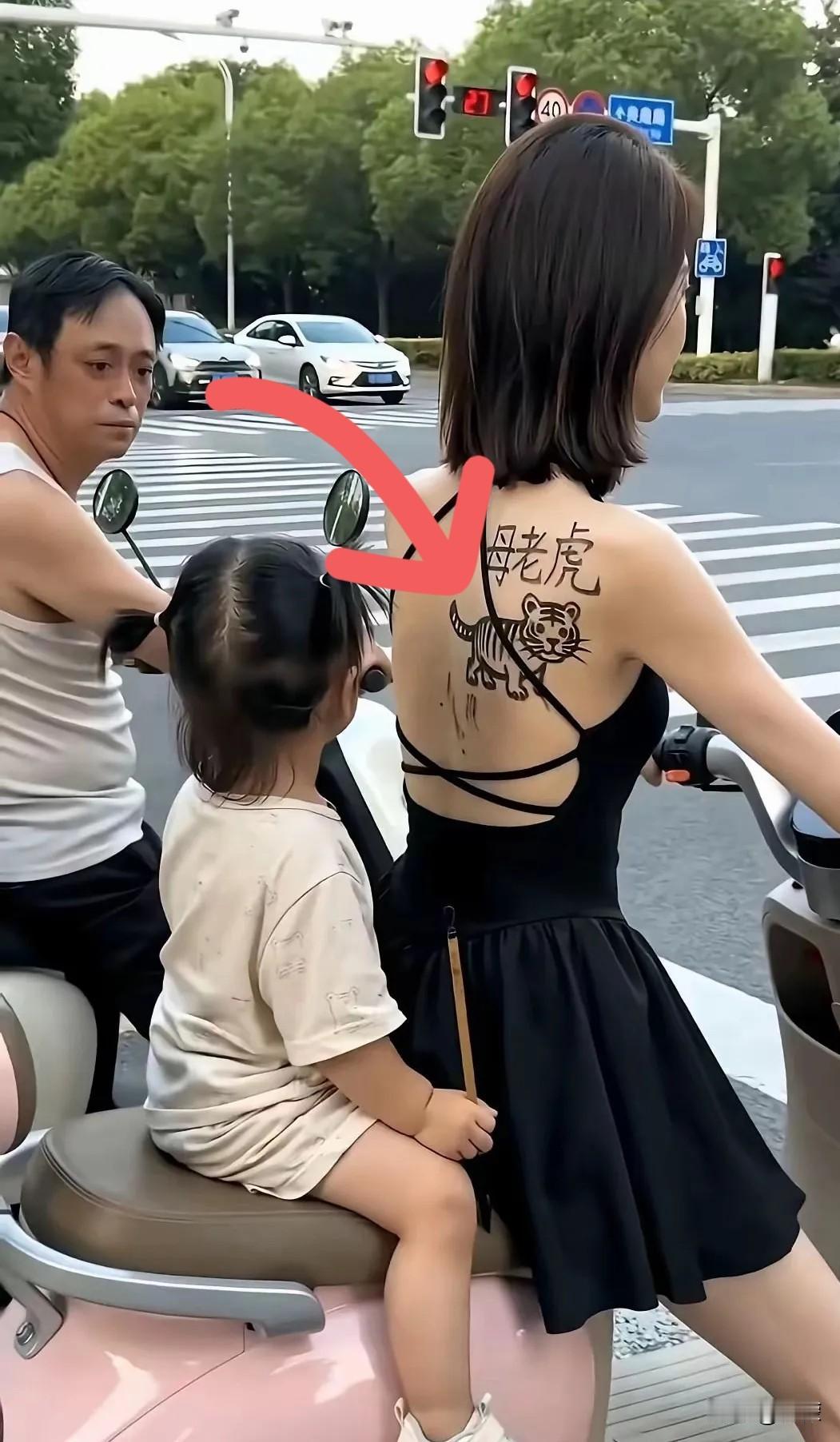 全网最美的妈妈，真的没人能反驳。
 
网上看过无数精致漂亮、妆容完美的宝妈，却始
