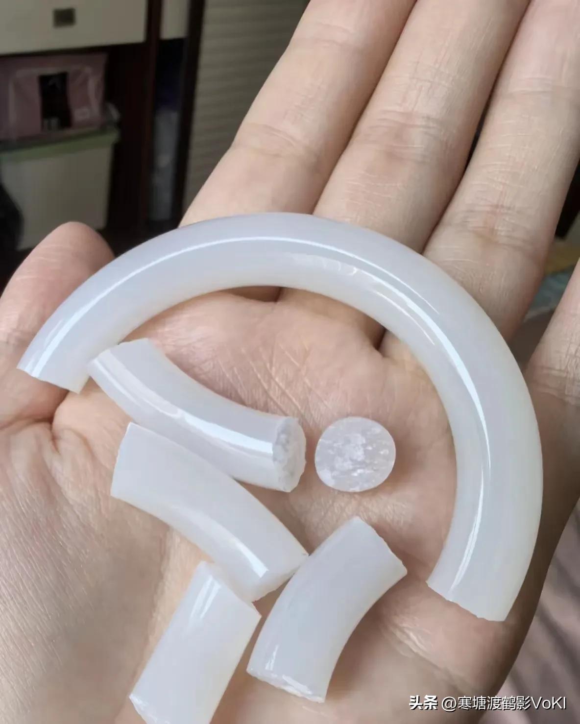 邻居带着她家六岁的儿子来我家玩，我和邻居在沙发上聊天。她家儿子在房间里乱跑乱窜，