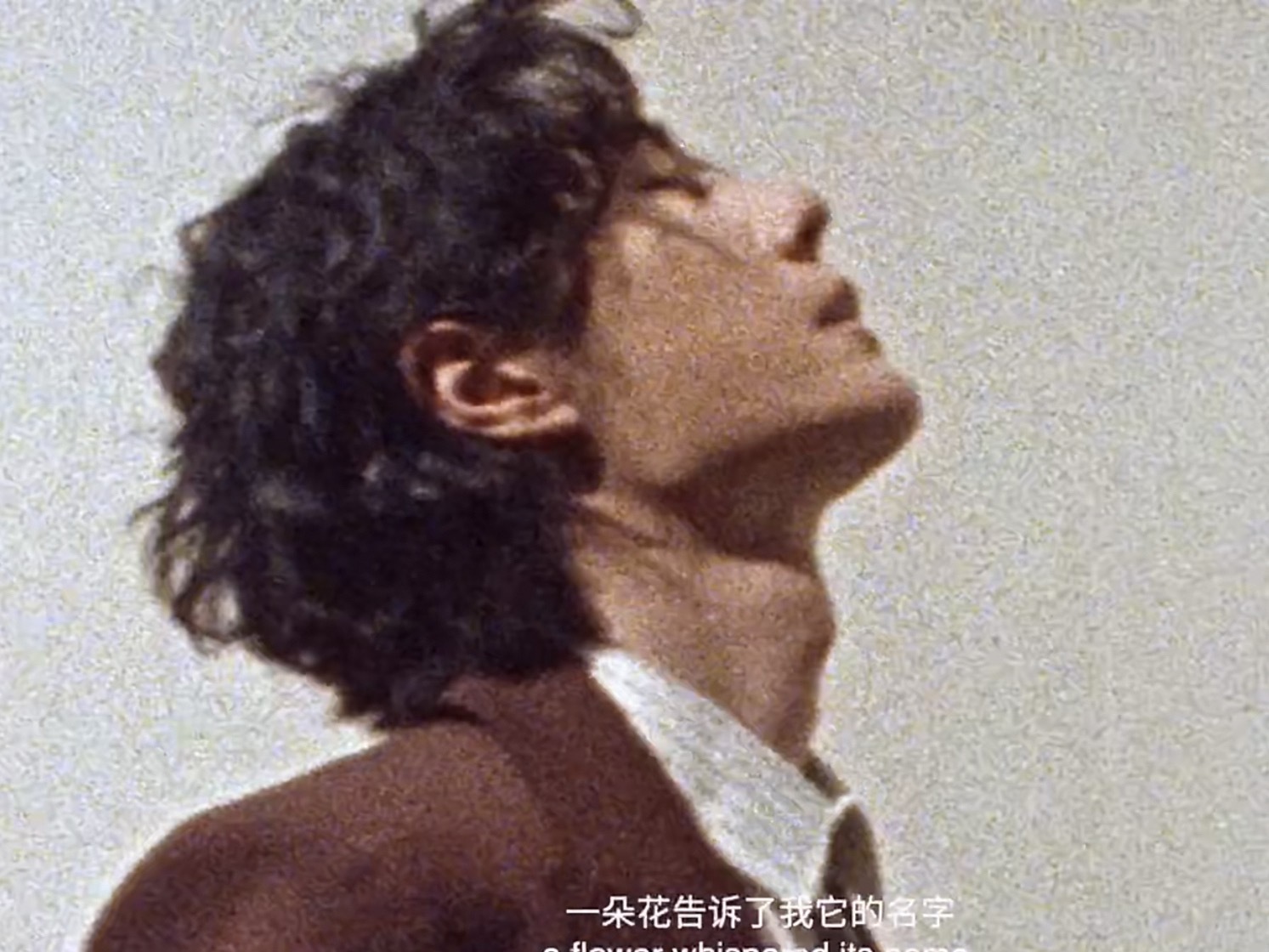 这一张侧脸好绝。挺挺的鼻子锋利的下颌线大大的喉结 