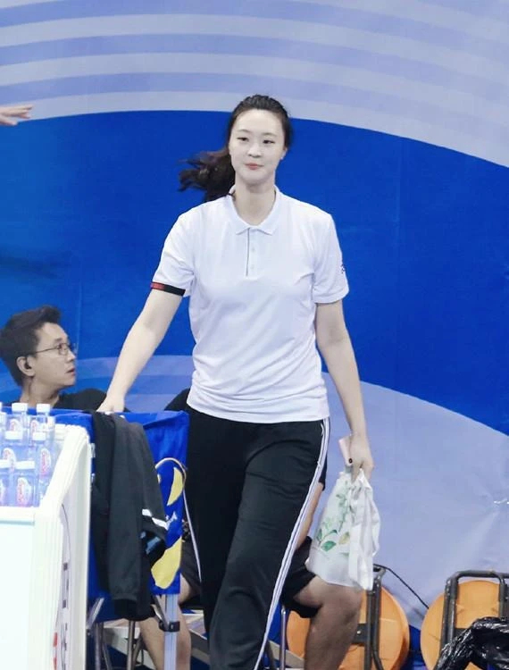 惠若琪上衣搭条纹裤时髦又潮流，惠若琪太时髦了吧 ​​​