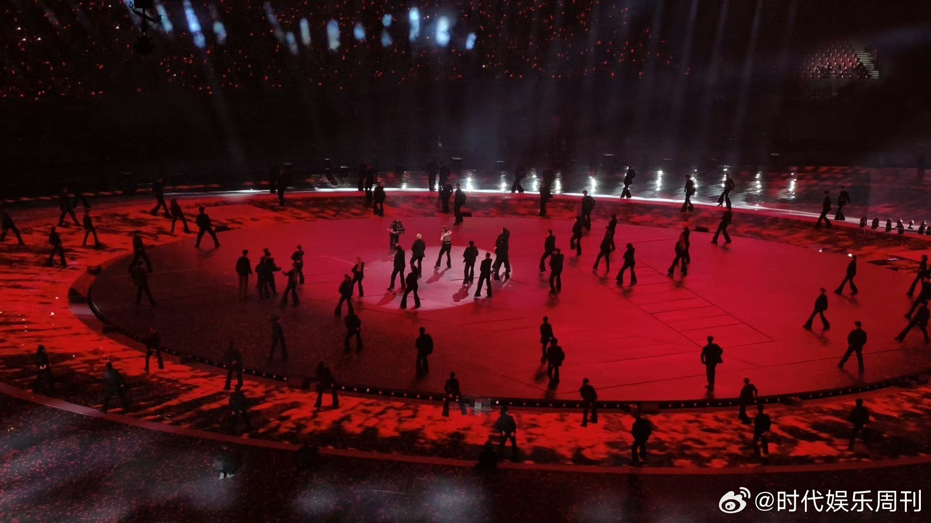 台上舞团气势磅礴，台下星海璀璨夺目，都是张杰的兵！张杰120人舞团台上台下都是张