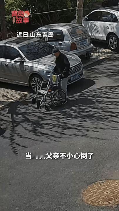 外卖小哥的十分钟，暖了一座城

轮椅上的老人不慎摔倒在地，路过的外卖小哥二话不说