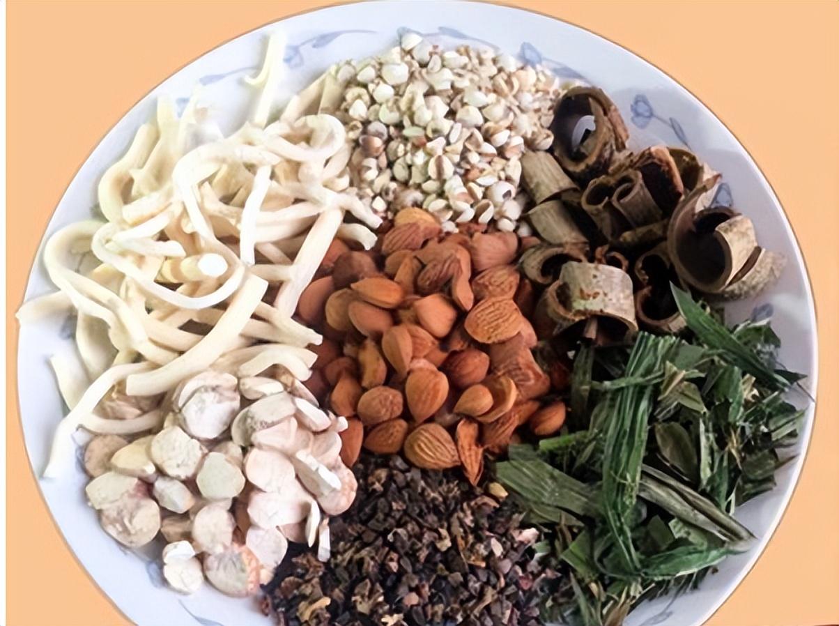 当身体有这3个症状，表明湿热很重，1个中成药，排出全身湿热
 
现在正是湿热最盛