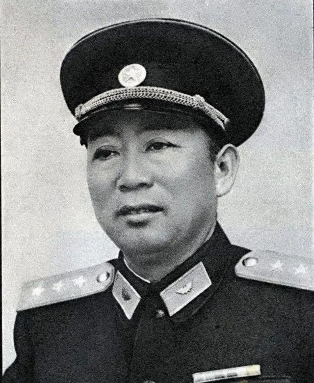 1965年，上海。空军首任司令刘亚楼，在病床前，对他41岁的妻子下了一道命令。