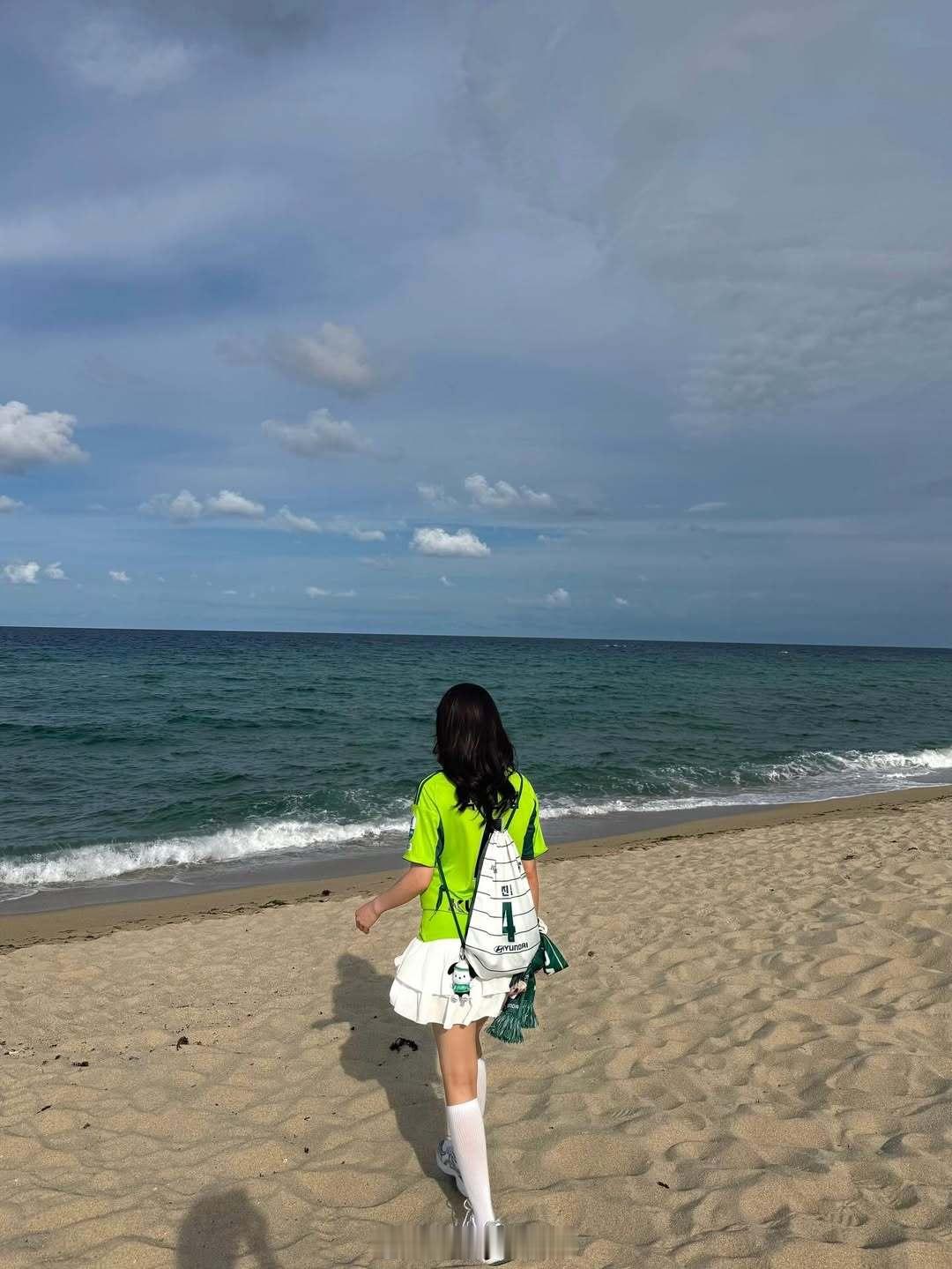 朴镇燮的铁杆粉丝来到黄龙体育中心体育场为浙江队加油。这位粉丝，连婚纱照都是穿着朴