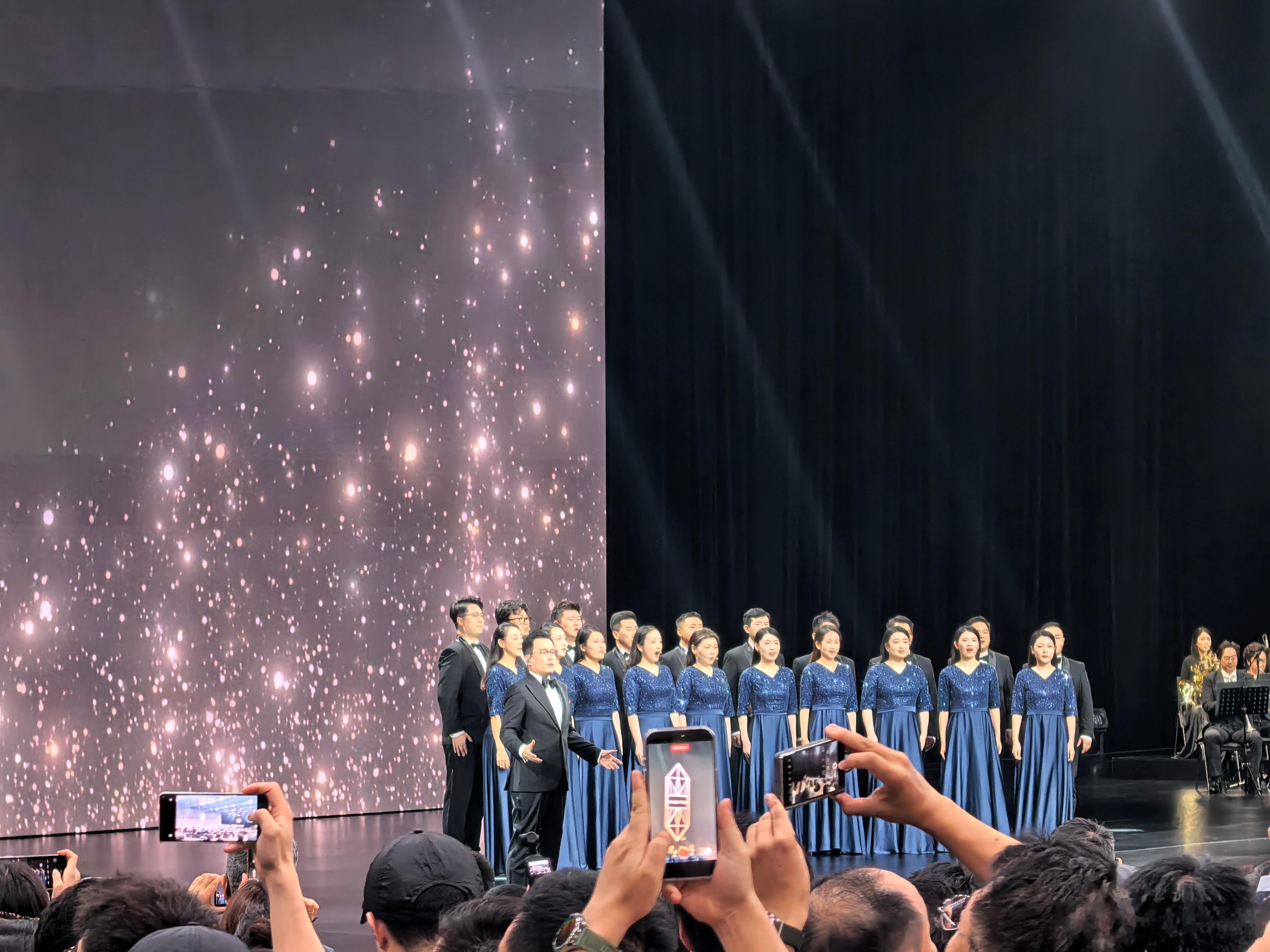 开场是由full orchestra+合唱团带来的《我的太阳》，和MAEXTRO