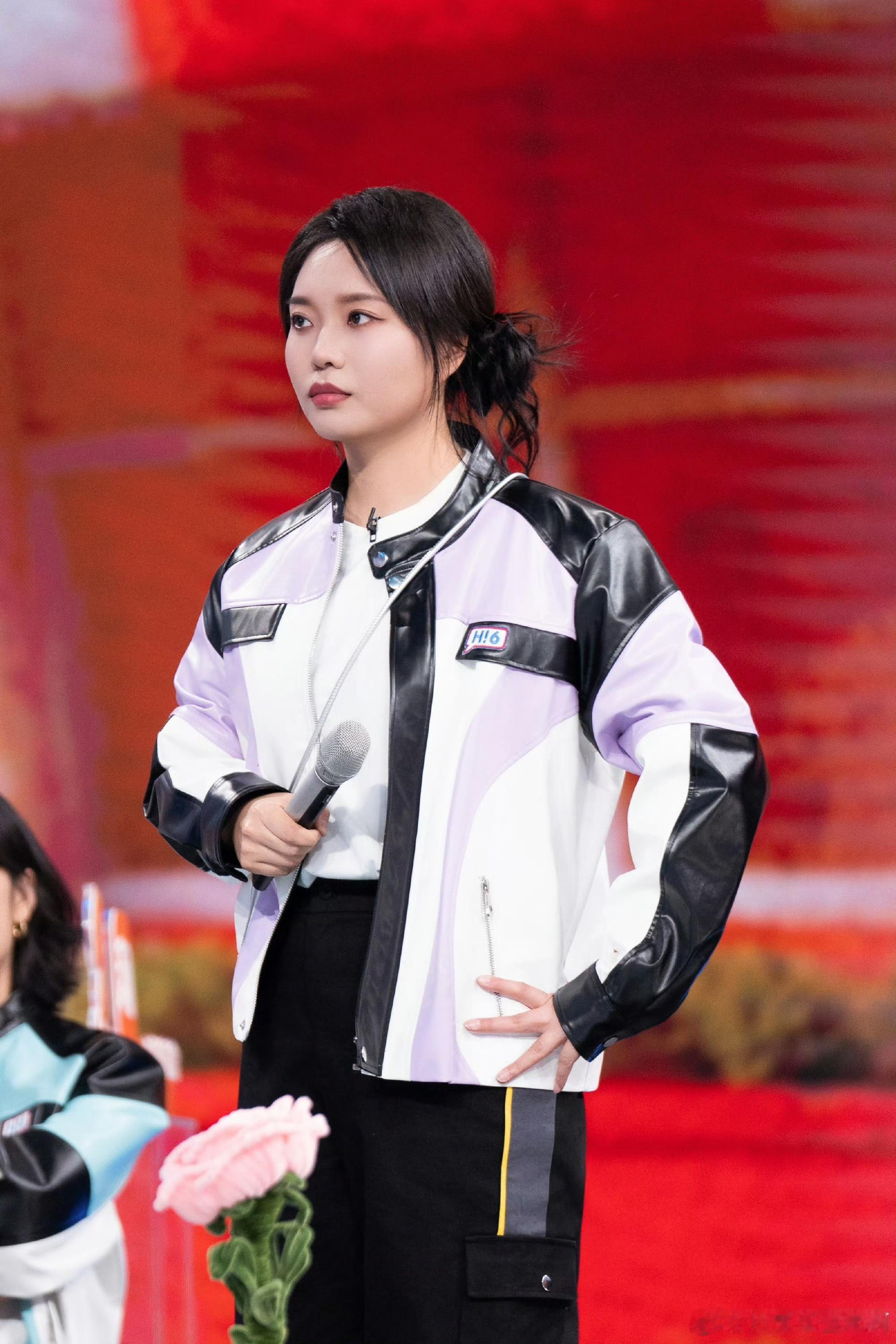 辛云来让李雪琴摸腹肌你好星期六 你好星期六心动演绎，辛云来清爽大方，与李雪琴的对