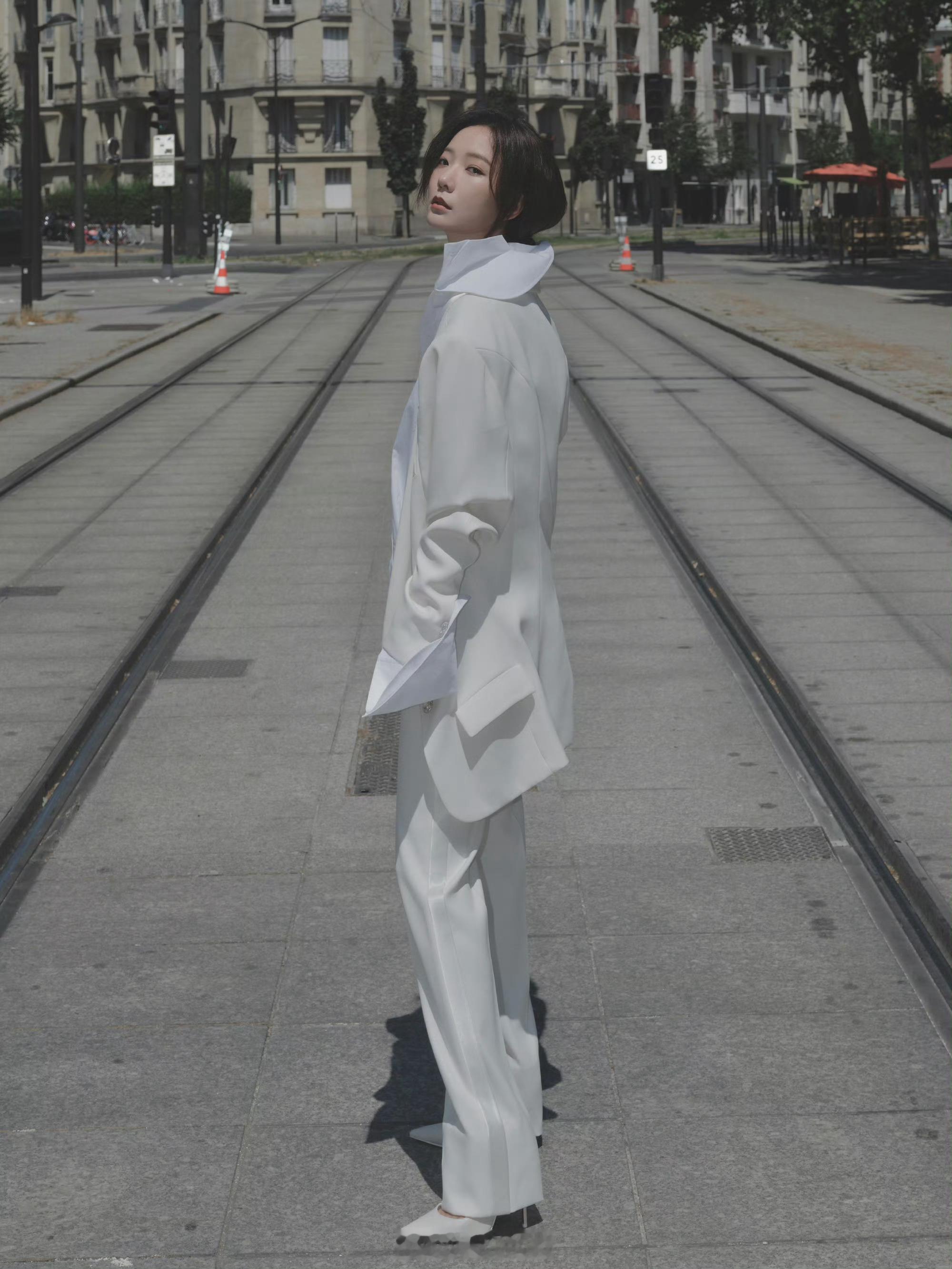 王珞丹在巴黎被吓到了王珞丹被吓到了40度高温把巴黎人热成"跳水运动员"，把王珞丹