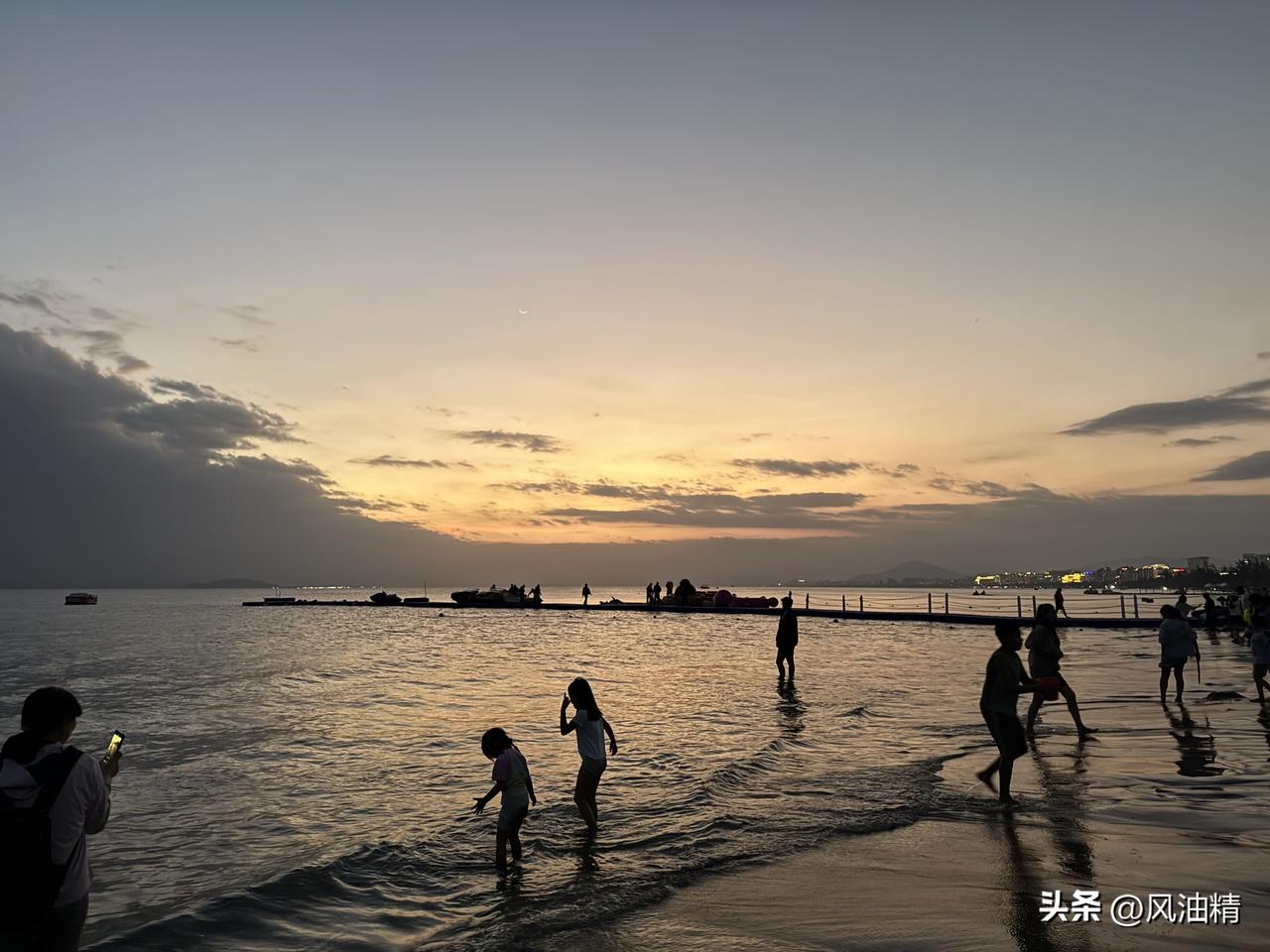 三亚湾的落日余晖
春节去三亚过年的一天傍晚来到三亚湾，发现这里的落日余晖简直绝了