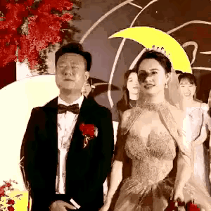 看这新郎官心不甘情不愿的样子，肯定是对新娘不满意。其实看习惯了也就没啥了，新娘长