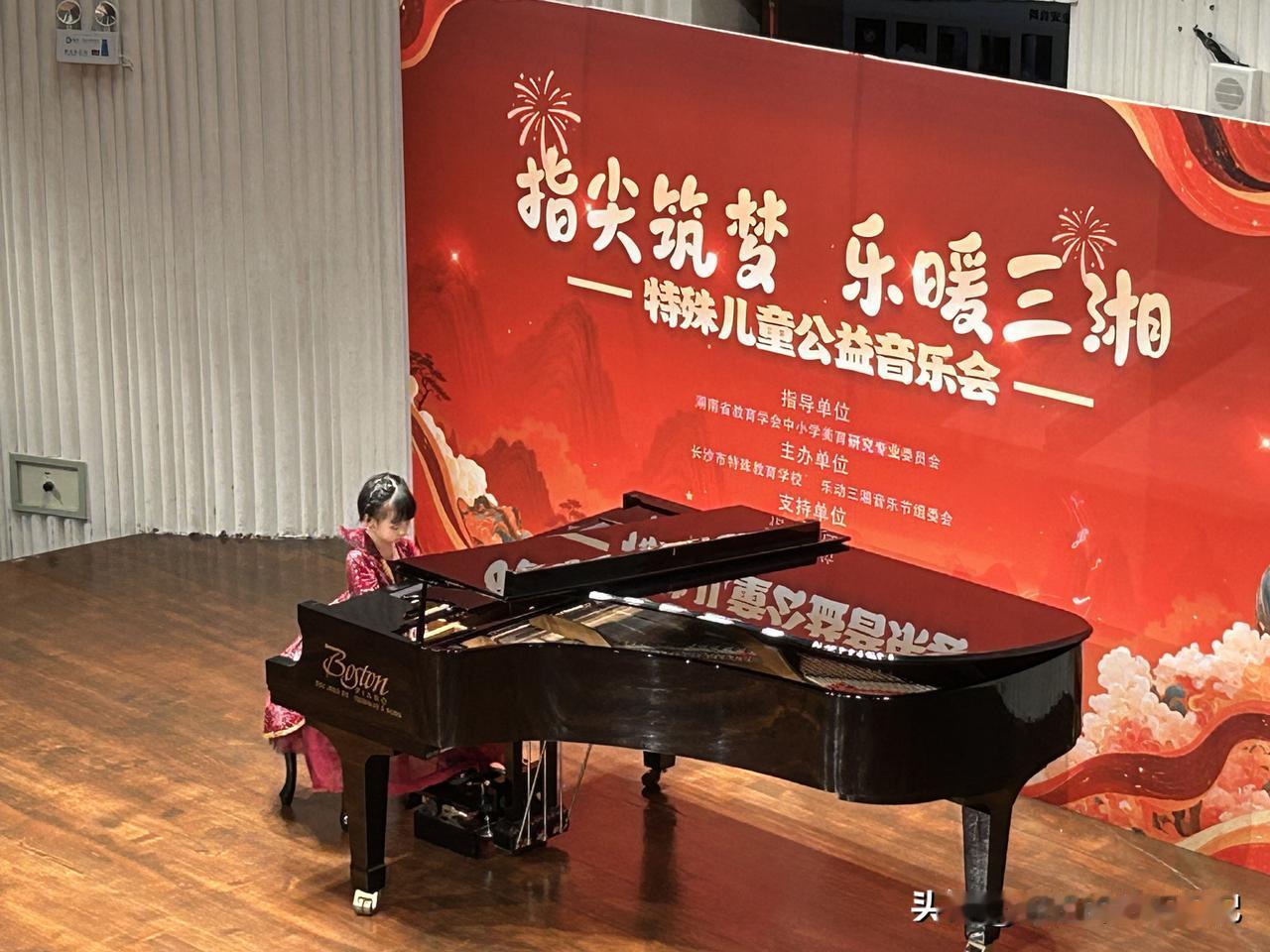 下午去参加了侄孙女的钢琴演奏会！在滨江文化园的长沙音乐厅！小女孩才7岁，钢琴弹得