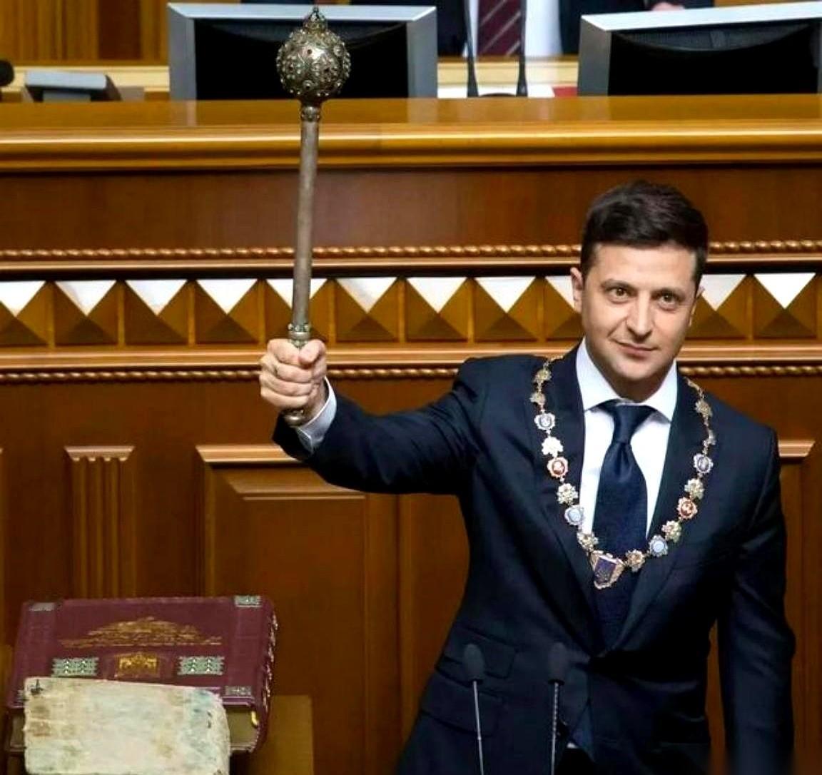 73%的人，选了一个喜剧演员当总统。
这事儿听着像个天大的笑话。
但你得明白，那