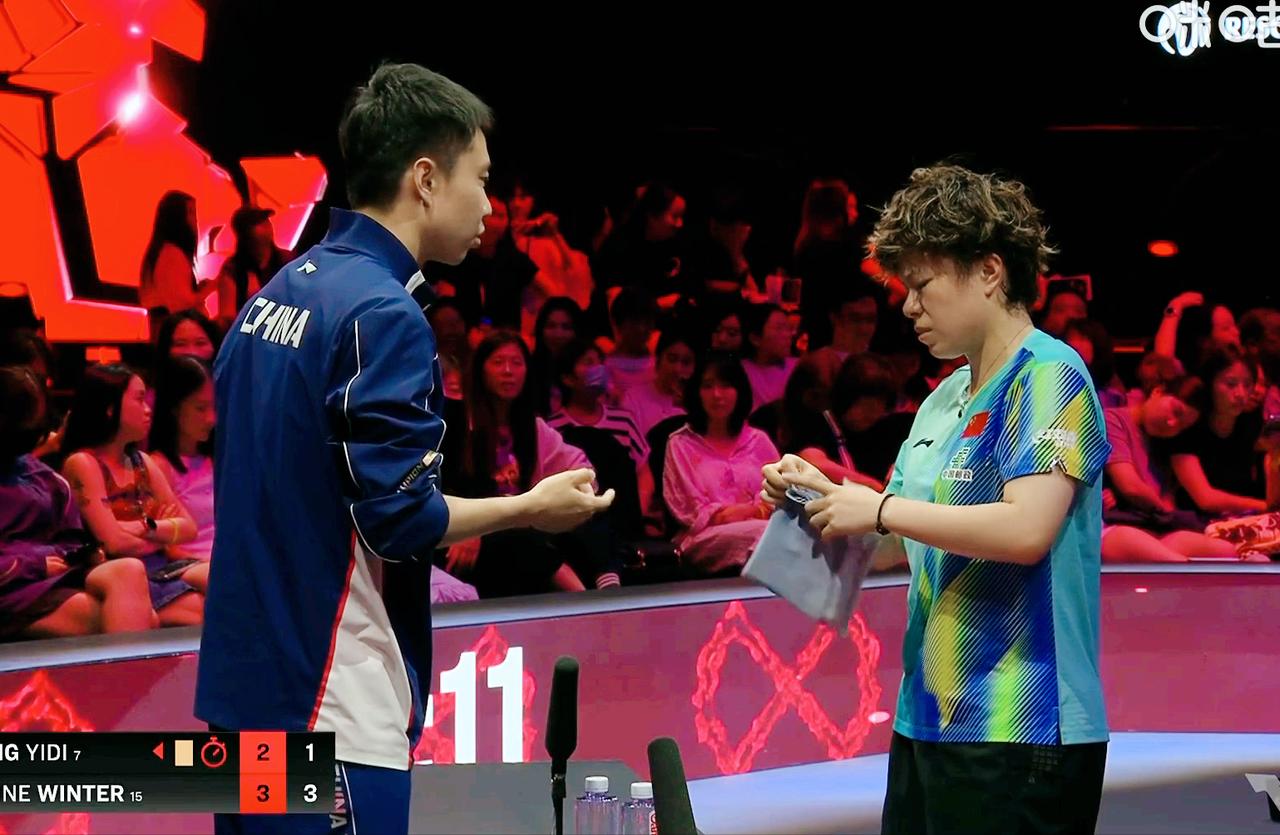 坏了！大迪被打懵了，2:4爆冷输了！
温特换了防弧胶皮后，
两站都输给了大迪。