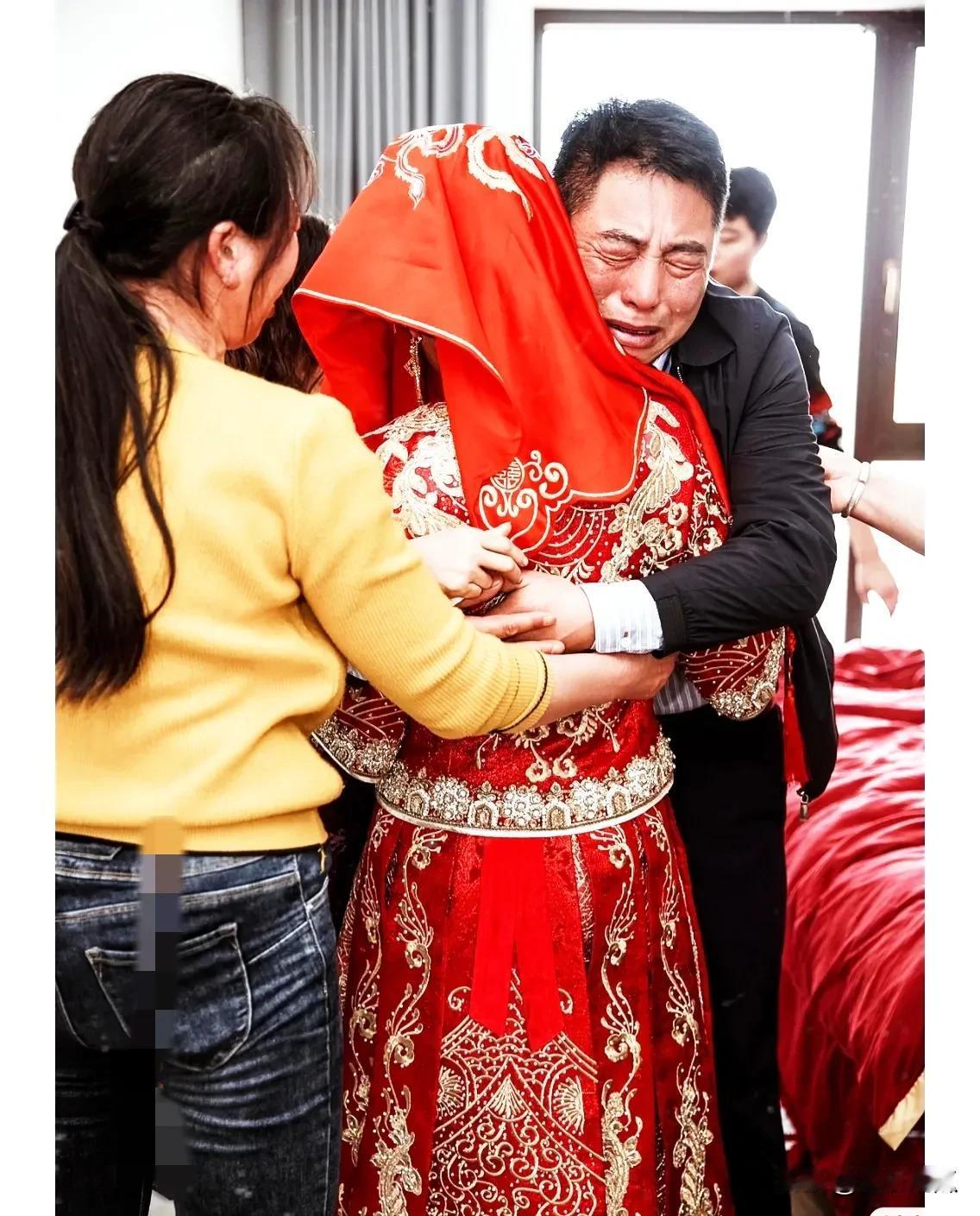 双方父母都不容易，嫁女儿收彩礼也不过分，其实女方家庭父母要这点彩礼也是对女儿的思