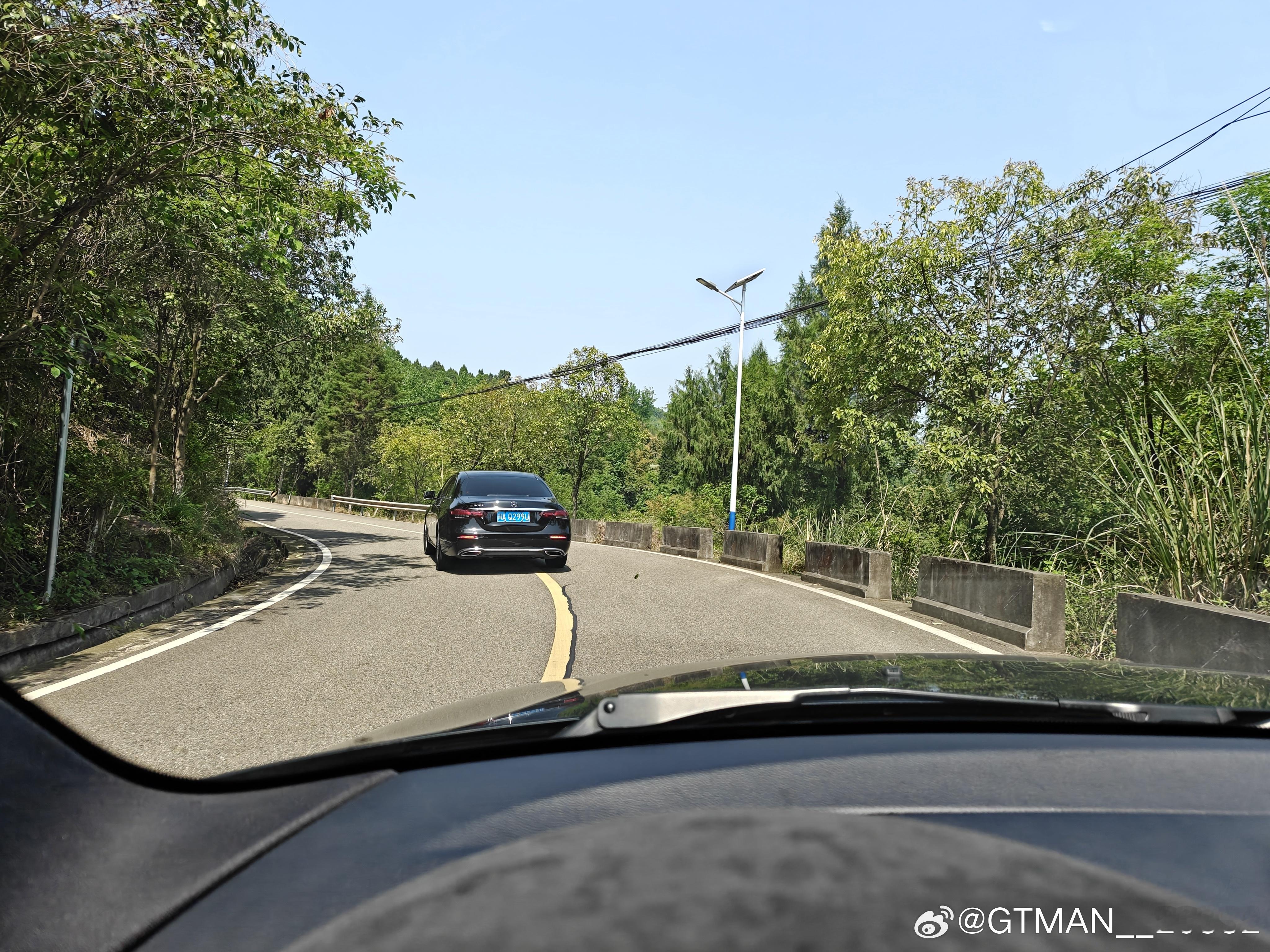 “慢点开，安全。”前面这车时速30 