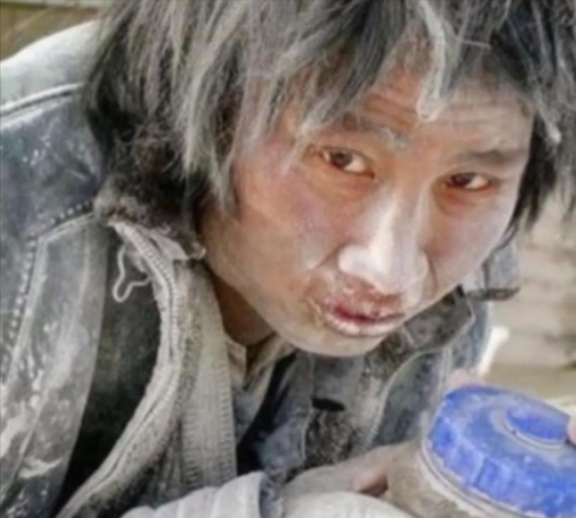 2007年，大学生崔松旺伪装成流浪汉，浑身散发恶臭，牙齿布满污垢，每天在垃圾桶旁