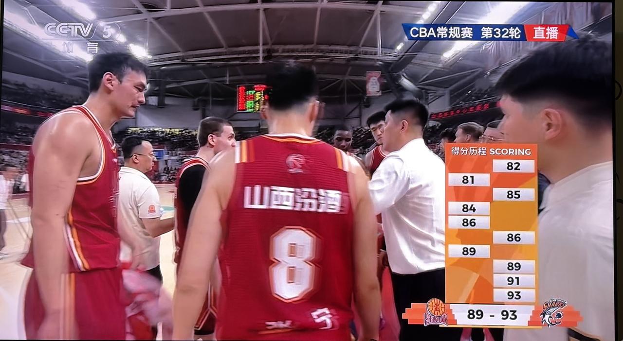 今晚的CBA常规赛差点大爆冷门！
山西汾酒男篮主场惜败上海久事男篮！
山西汾酒状