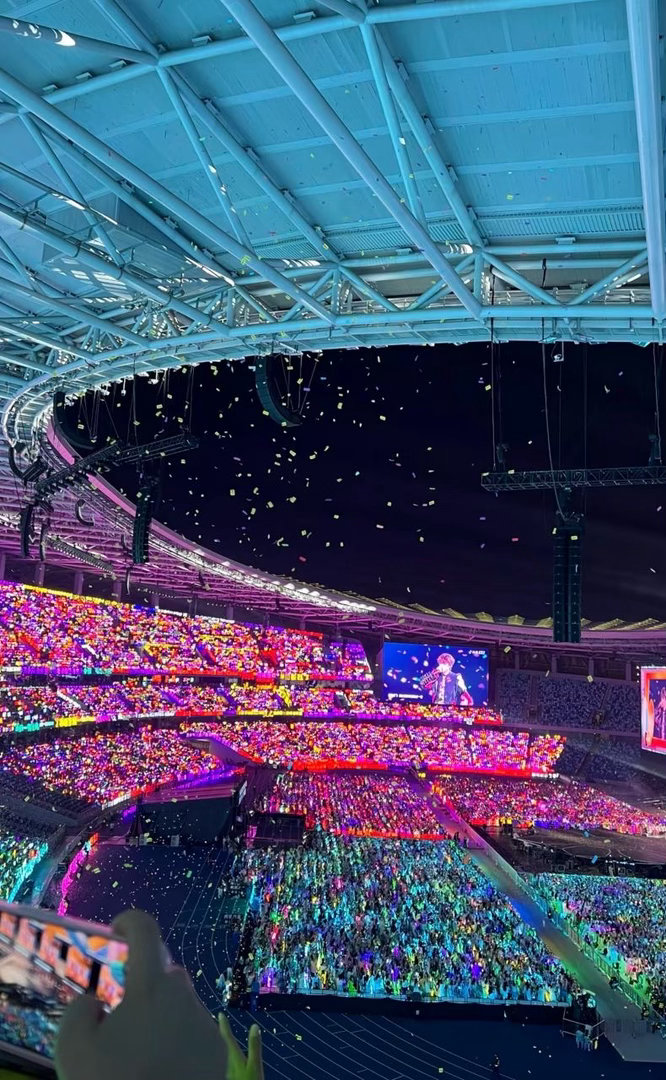 抽4个人去看演唱会！酒店+机票+演唱会门票全包！不要的可折现6000元！想干嘛干