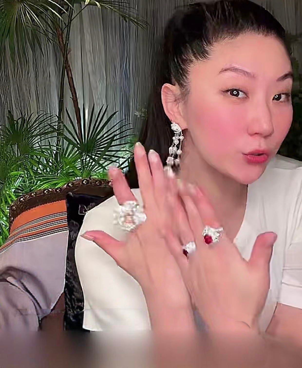 Coco高调晒千万珠宝，正面回怼落魄谣言：我不缺钱，不靠直播谋生 