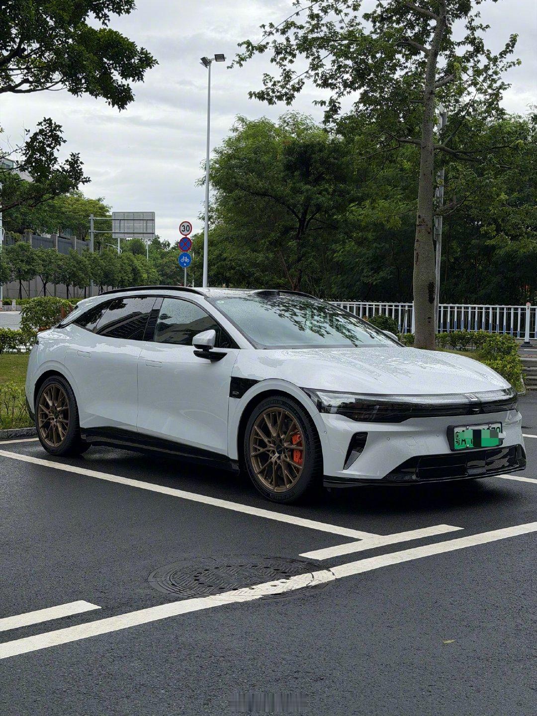 汽车志的007GT🚗又添一位新成员，焕新极氪007GT！去年入手的是顶配四驱版