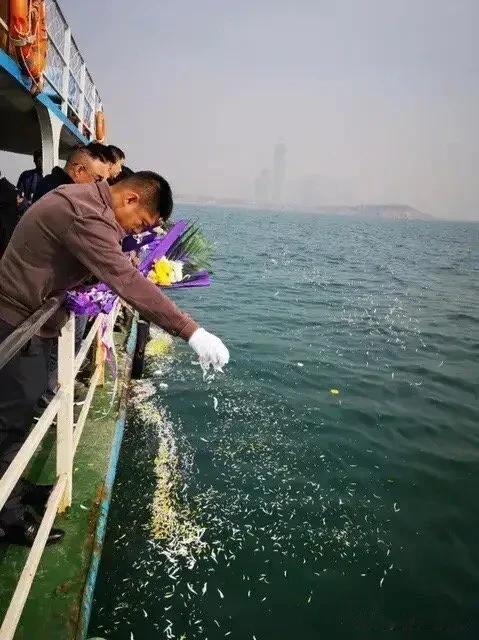 起初，我曾以为死后选择海葬既省钱又省事，还能避免子女频繁祭奠。
然而，现实并非如