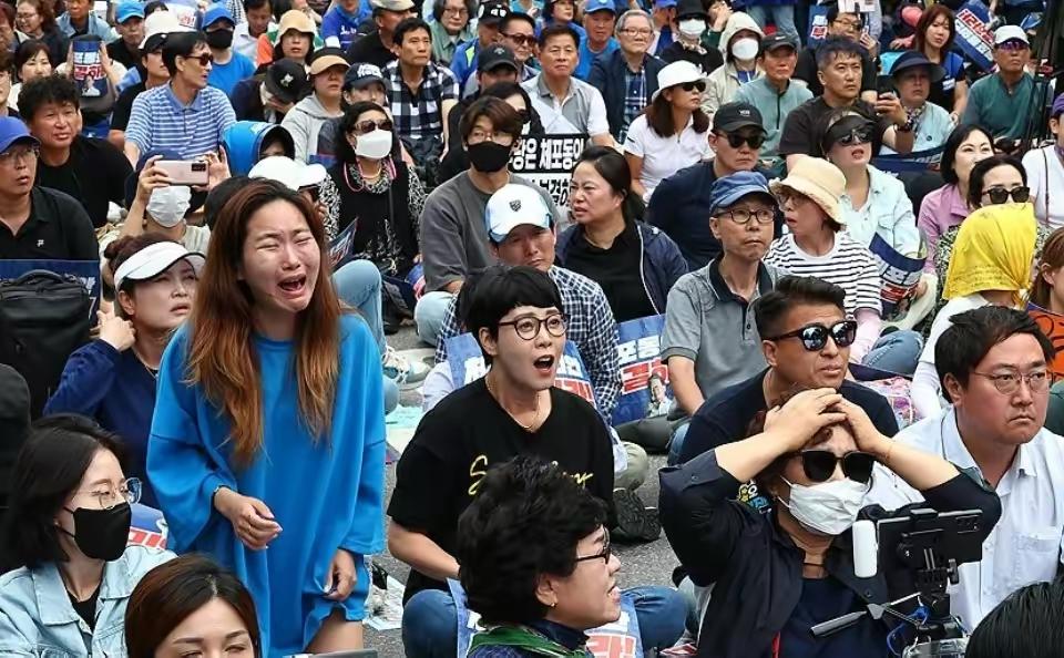 #韩国最大在野党共同民主党国会院内领导层集体辞职#估计这会儿的李在明是懵的，坚持