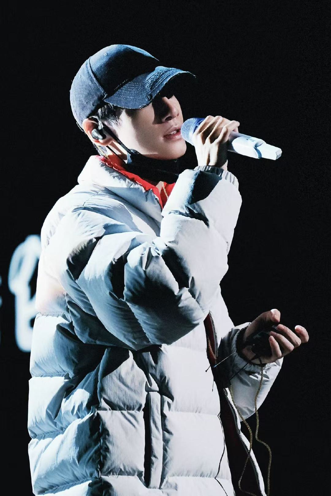 罗云熙跨年彩排照罗云熙跨年彩排 工作室分享罗云熙跨年彩排照，惊喜感拉满一整个期待