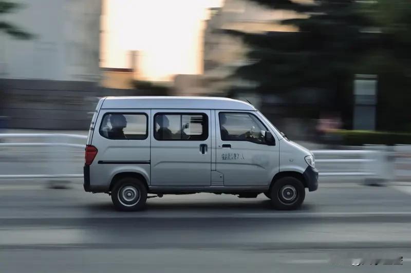 五菱星光560有机会在市场站稳脚跟。它是星光家族首款硬派SUV，提供燃油、插混、