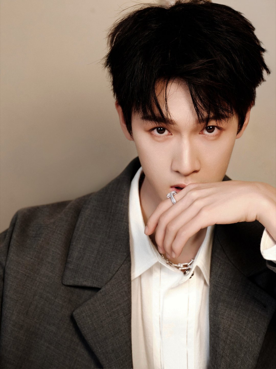 李昀锐 - 淡颜系神颜，骨相皮相双绝，古装温润、现代清爽，央视镜头都扛得住。- 