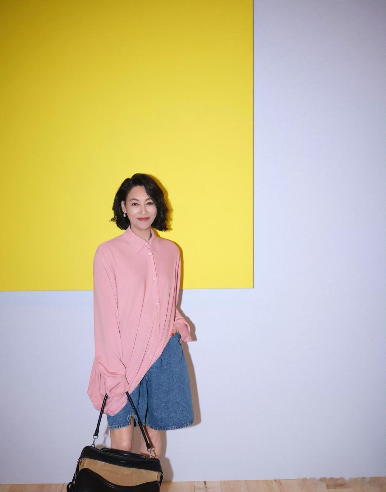 没想到粉色衬衫+牛仔五分阔腿裤这么减龄，这一下让惠英红焕发活力，起码年轻十岁啊。