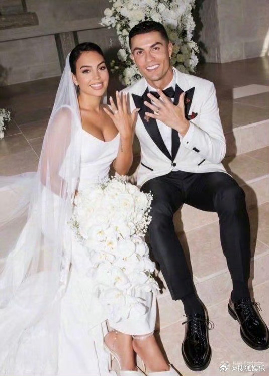 C罗宣布结婚今日凌晨，C罗晒出与乔治娜佩戴婚戒的手部合照，以“C❤️G”作为配文