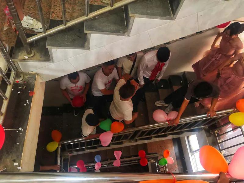 4月22日，四川泸州婚闹新郎被扒去外衣、 泼酱油、扔生鸡蛋 ，针对此事，古蔺县民